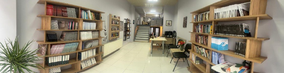 Holistence Academy ofisi — kitaplıklar ve çalışma alanı